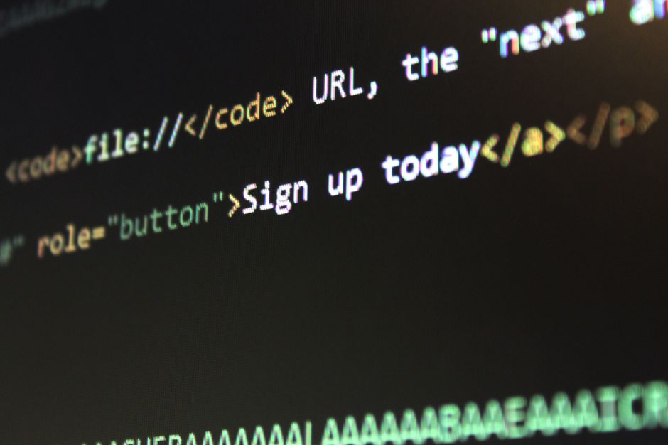 Teilnehmerin lernt Programmierung und Webdesign in einem Kursraum